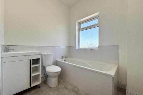 9 Bathroom.JPEG