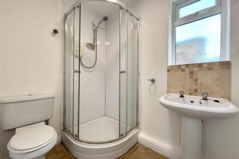 Downstairs shower room (4).jpg