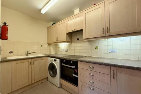 4 Kitchen.JPEG