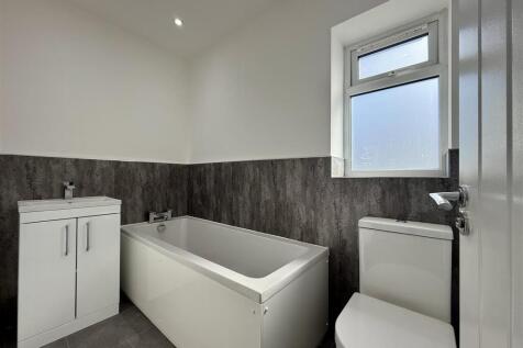 9 Bathroom.JPEG