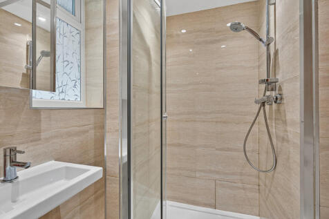33 Walpole Close-...