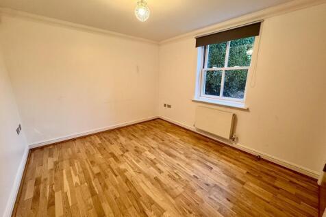 2 Eastgate Lodge ...