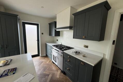 17 Cherry Tree Av...