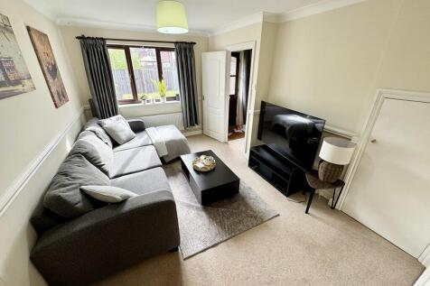 16 Little Manor G...