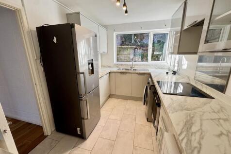 7 Hillside Court ...