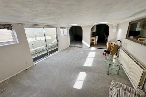 19b Woodbridge Ro...