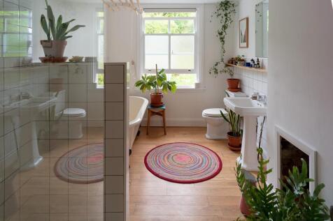 13. Bathroom 01.jpg