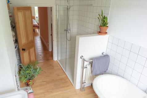 15. Bathroom 03.jpg