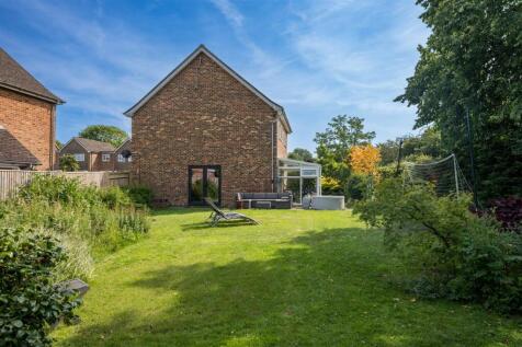 christie avenue -  external pictures            .j