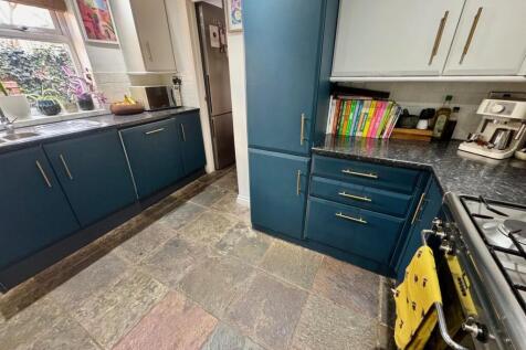 Kitchen 2.jpg