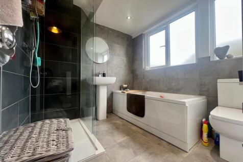 Bathroom 2.jpg
