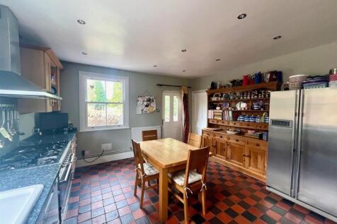 Kitchen 2.jpg