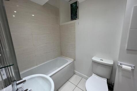 32a Abbey Road  bathroom.jpg