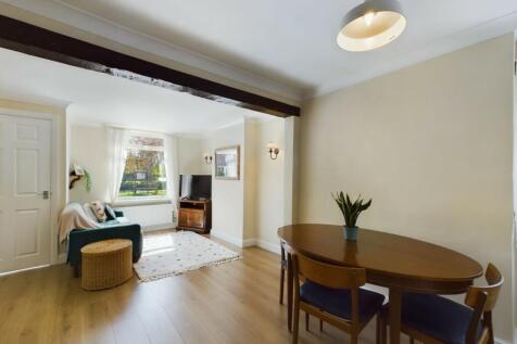 Lounge/Dining Area