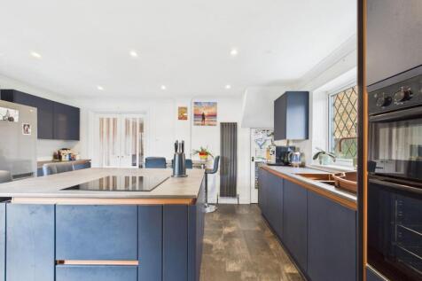Kitchen/Dining Area