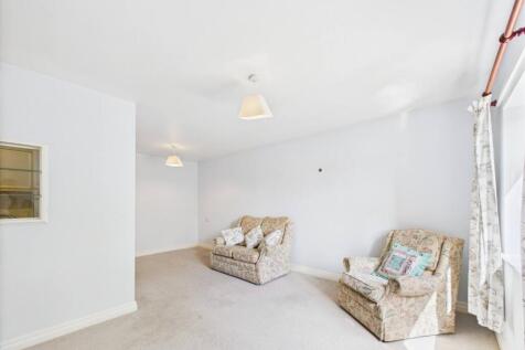 Lounge/Dining Area