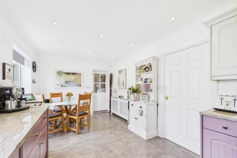 Kitchen/Dining Area