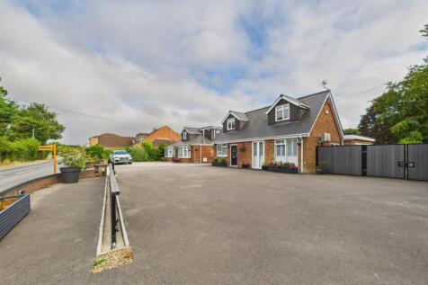4 Bedroom Link-Detached Dorma Bungalow &amp; 2 Bedroo