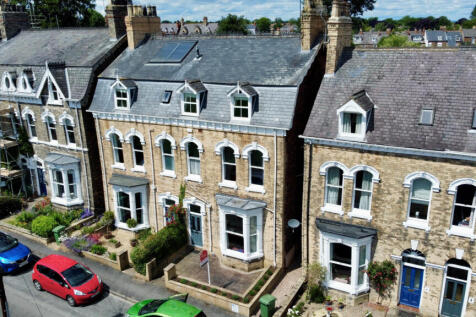 6 Bedroom House - semi-detached for Sale