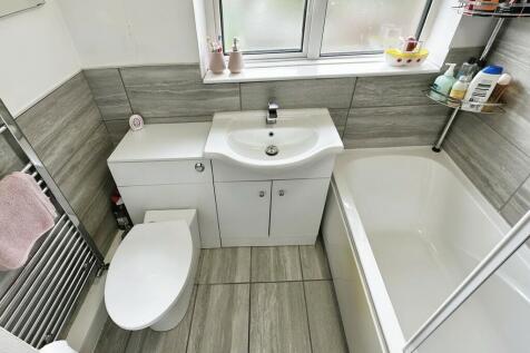 BATHROOM 2 Cropst...