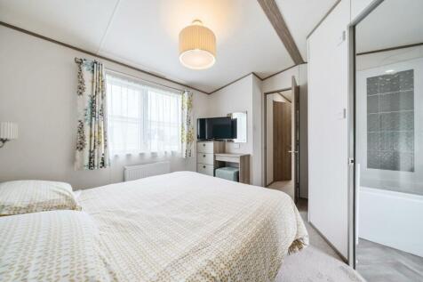 MASTER BEDROOM.jpg