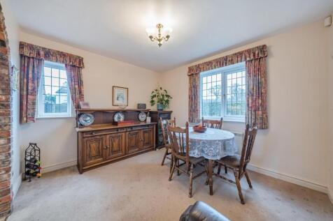 DINING ROOM.jpg