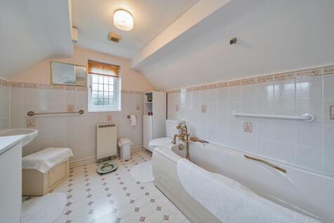 BATHROOM.jpg