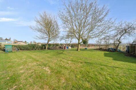 REAR GARDEN.JPG