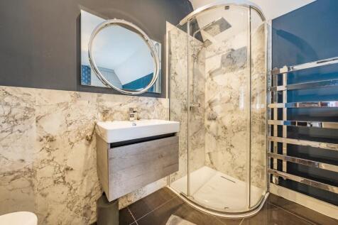 Second en-suite.jpg