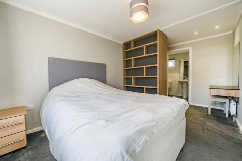 MASTER BEDROOM.jpg