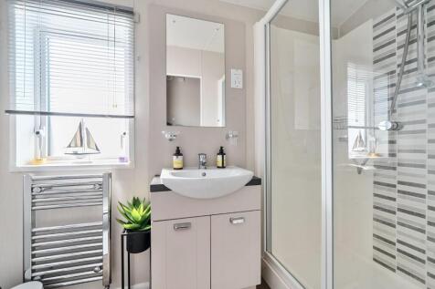 SHOWER ROOM.jpg