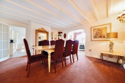 DINING ROOM.jpg