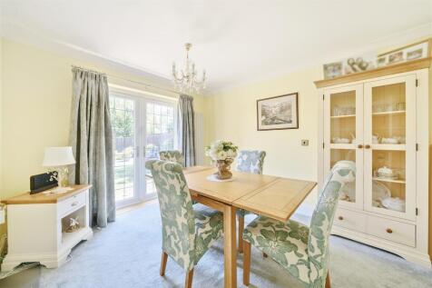DINING ROOM.jpg