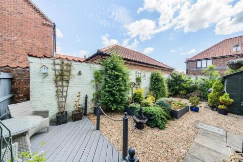 REAR GARDEN.jpg