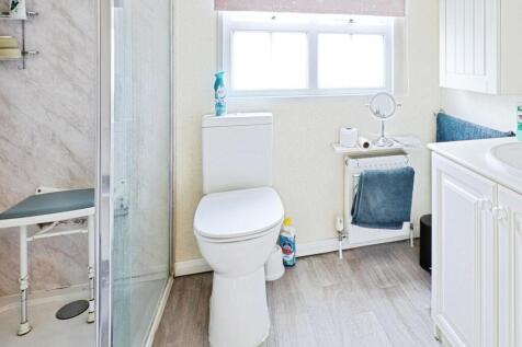 SHOWER ROOM.jpg