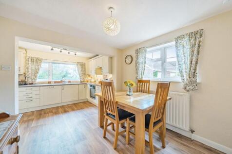 DINING ROOM.jpg