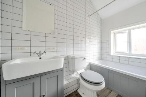 UPSTAIRS BATHROOM.jpg