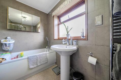 Bathroom 2.jpg