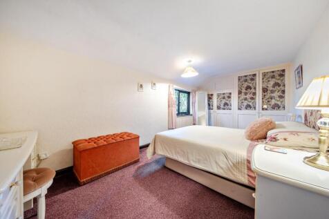 Bed 1.jpg
