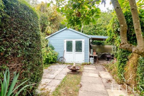 Garden shed &amp; firepit