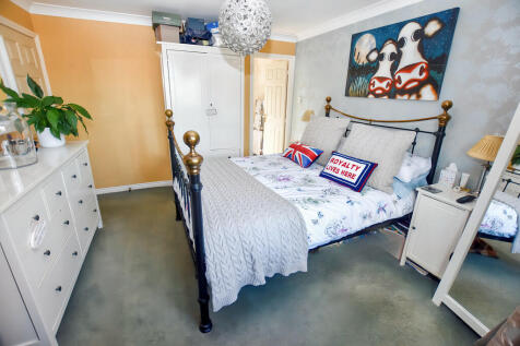 Principal Bedroom...