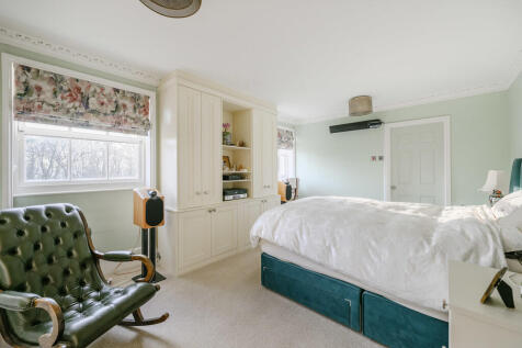 Principal Bedroom...