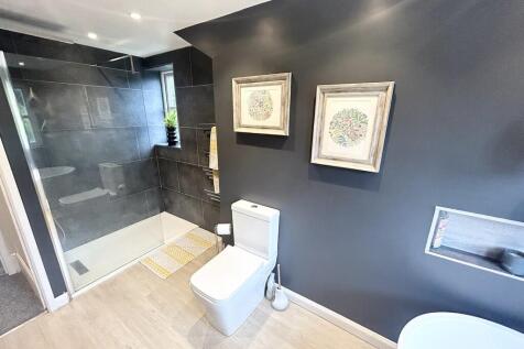 1st Floor Bathroo...