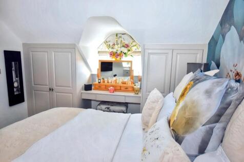 Principal Bedroom...