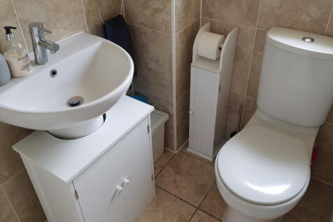 Main Bathroom 1-2