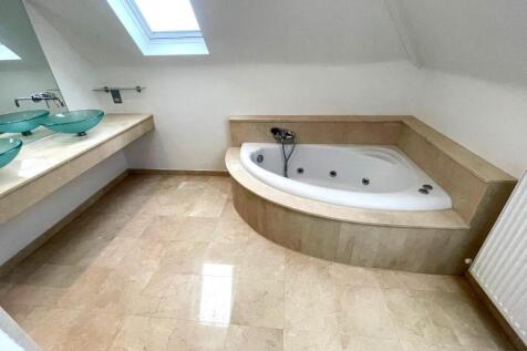 BATHROOM 3.jpg