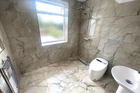 SHOWER ROOM 1.jpg