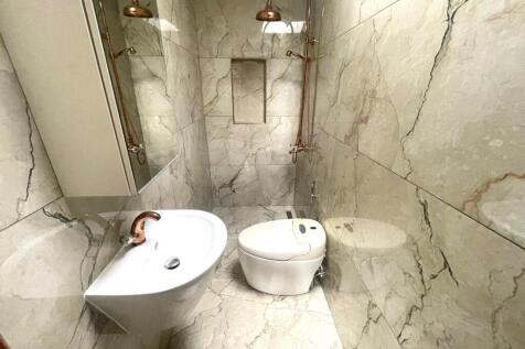 SHOWER ROOM 2.jpg