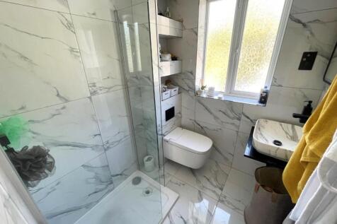 SHOWER ROOM.jpg