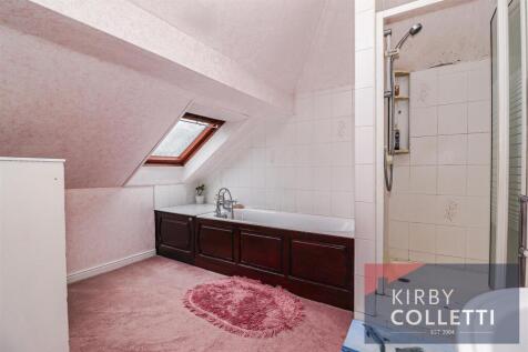 FAMILY BATH/SHOWER ROOM